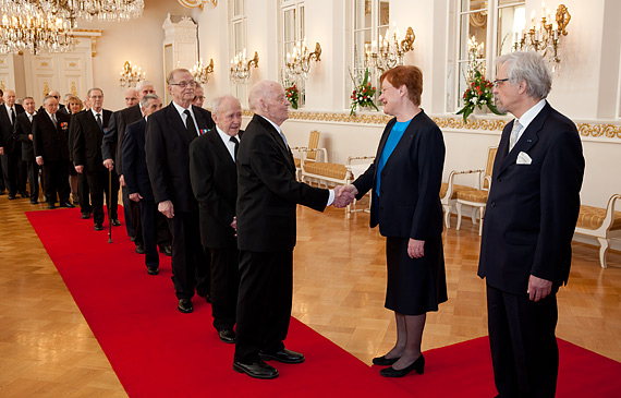 Republikens president Tarja Halonen och doktor Pentti Arajärvi skakade hand med våra krigsveteraner i Spegelsalen. Copyright © Republikens presidents kansli